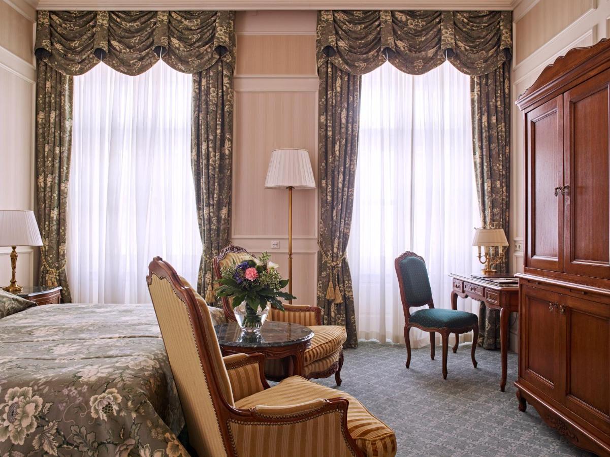 Grand Hotel Wien Esterno foto A room at the hotel