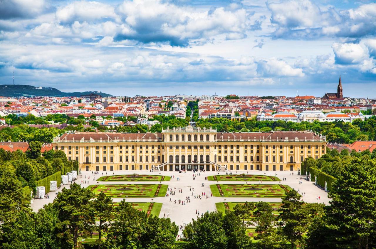 Grand Hotel Wien Esterno foto Schönbrunn Palace