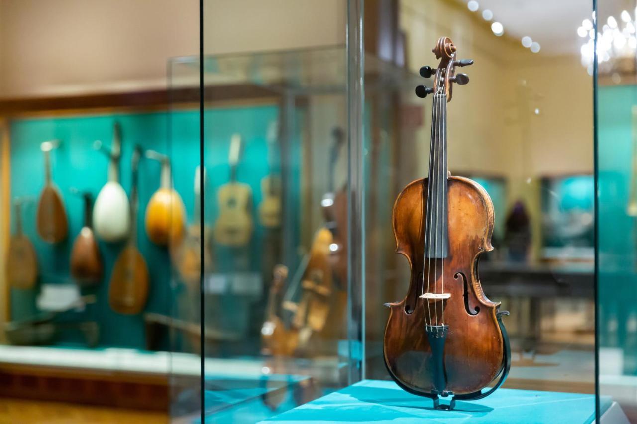 Grand Hotel Wien Esterno foto The Stradivarius violin