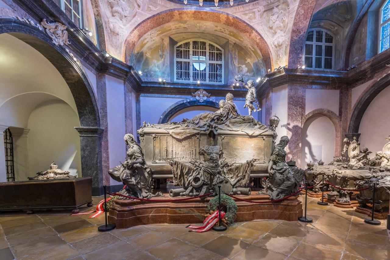 Grand Hotel Wien Esterno foto The grave of Emperor Charles VI.