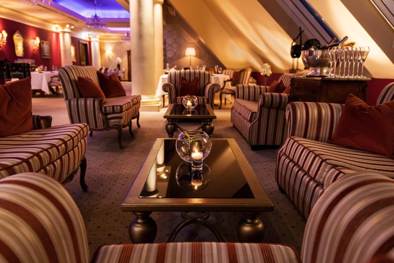 Grand Hotel Wien Esterno foto The lounge at the Radisson Blu Hamburg